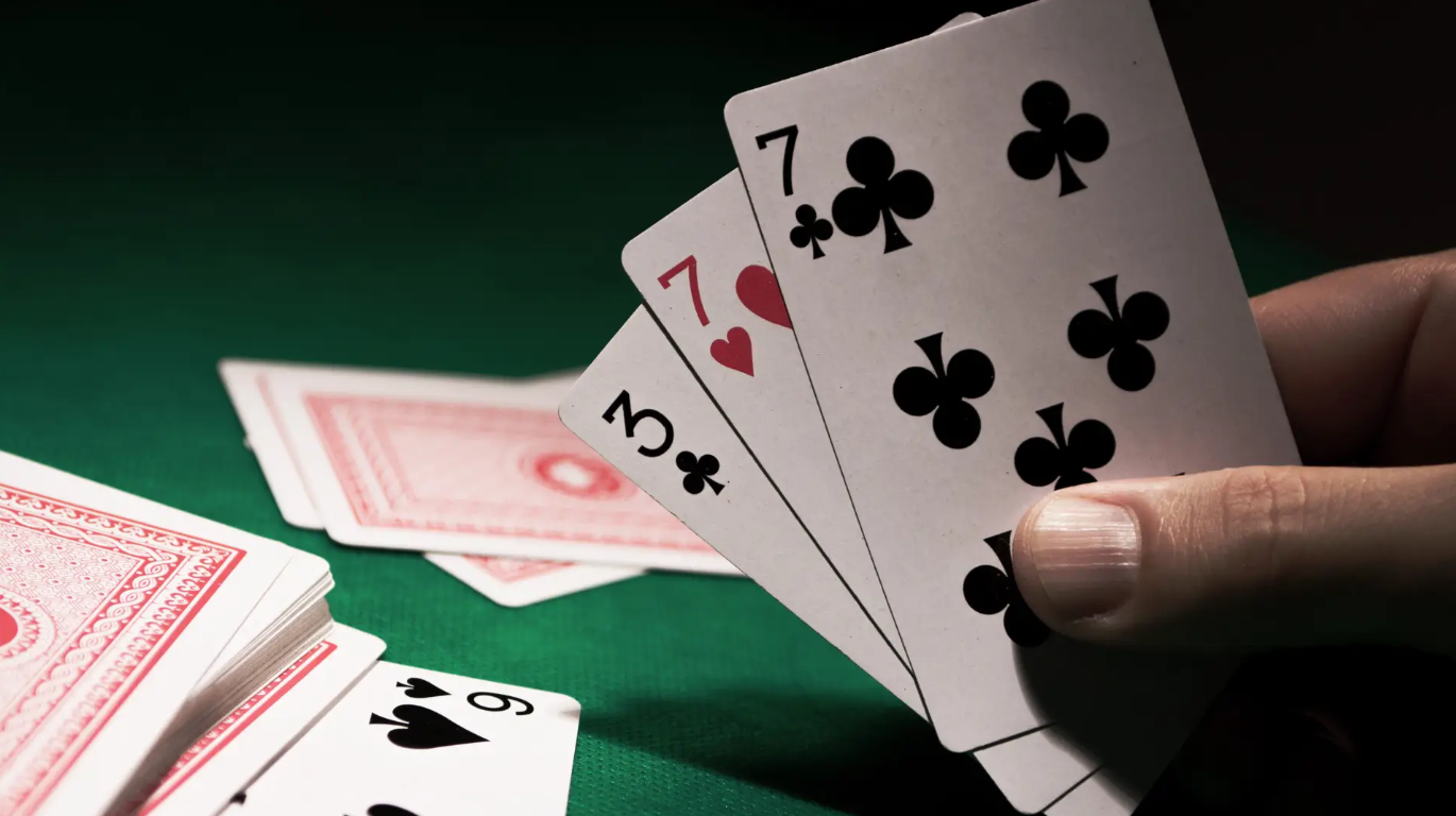 Gin Rummy, jogo de cartas, estratégia, bater, cartas mortas, combinações.